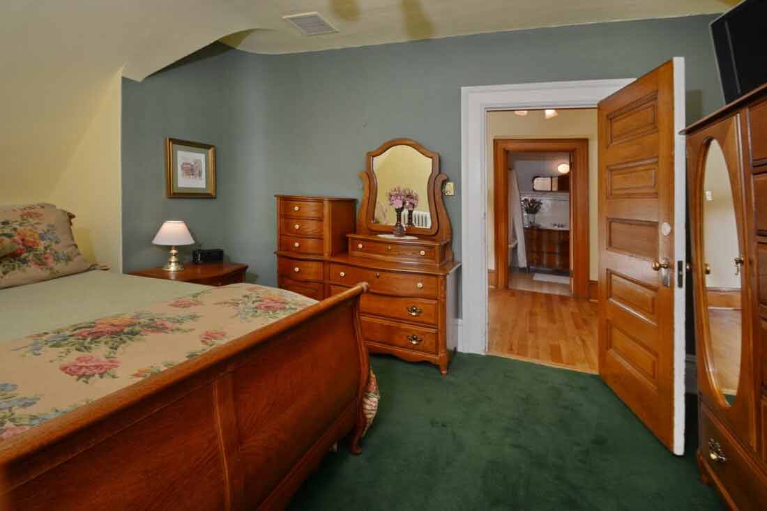 Queen suite with full kitchen and pullout couch