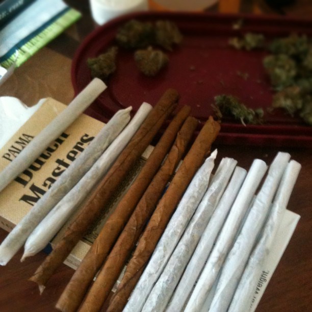 How to roll a backwoods blunt