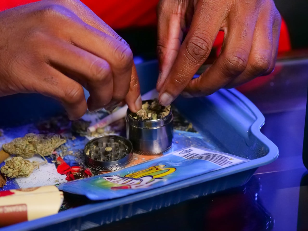 16 Ways to Grind Marijuana With and Without a Grinder