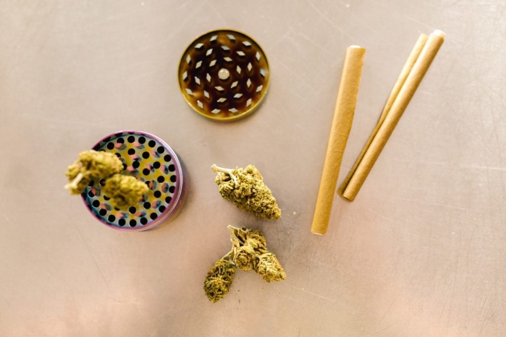 how to grind marijuana with and without a grinder